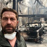 Der Schauspieler Gerard Butler vor seinem niedergebrannten Haus in Malibu. (Twitter/@GerardButler)