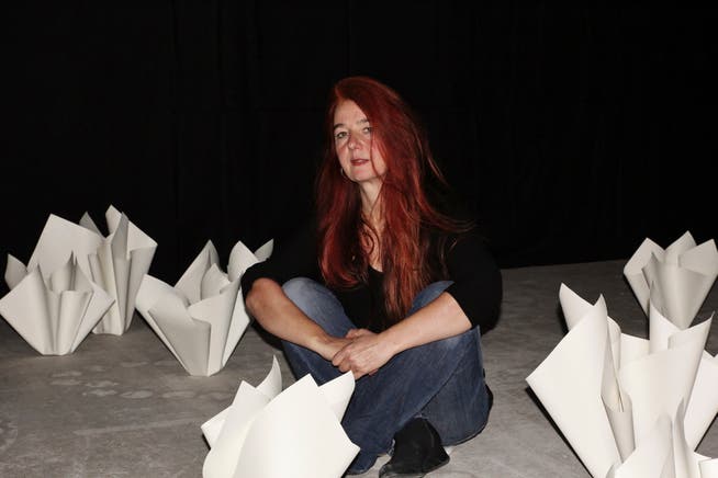 Die Basler Künstlerin Eva Borner mit ihrer Soundskulptur «Blackbox» in der Kunsthalle Wil. (Bild: Martin Preisser)