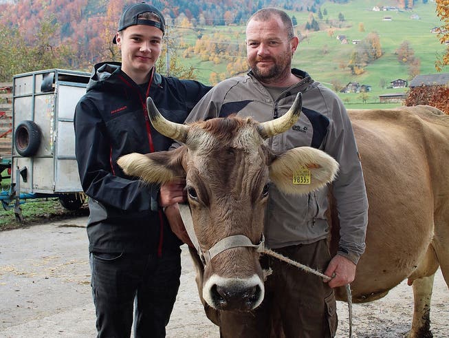 Wendel Odermatt, Wolfenschiessen, mit seinem Sohn Linus und der Kuh Eule. (Bilder: Marion Wannemacher (9. November 2018))