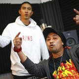 Die Rapper Pratchayaa Surakamchonrot alias Jacoboi (rechts) und Dechathorn Bamrungmuang alias Hockhacker sind Teil des Kollektivs «Rap Against Dictatorship». (Bild: Diego Azubel/EPA, Bangkok, 9. November 2018)