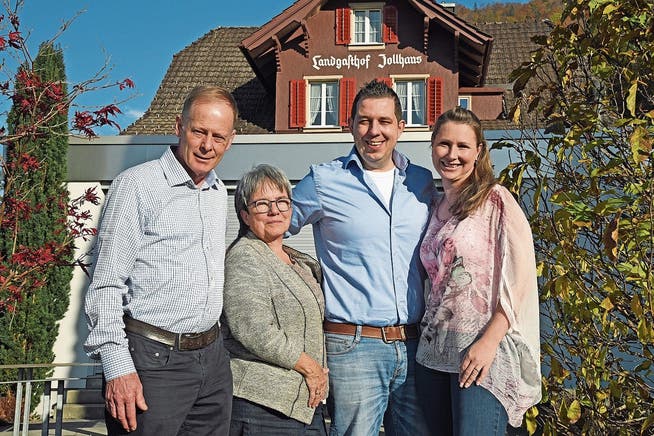 Links die Besitzer des Gasthofes, André und Heidi Berchtold-Durrer, rechts das neue Pächterpaar Denny und Daniela Bergemann-Küng. (Bild: Robert Hess (Sachseln, 5. November 2018))