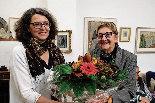 Helga Sandl, Kuratorin des Museums Kunst + Wissen, überreicht Kunsthistorikerin Tildy Hanhart einen Blumenstrauss. (Bild: Thomas Brack)