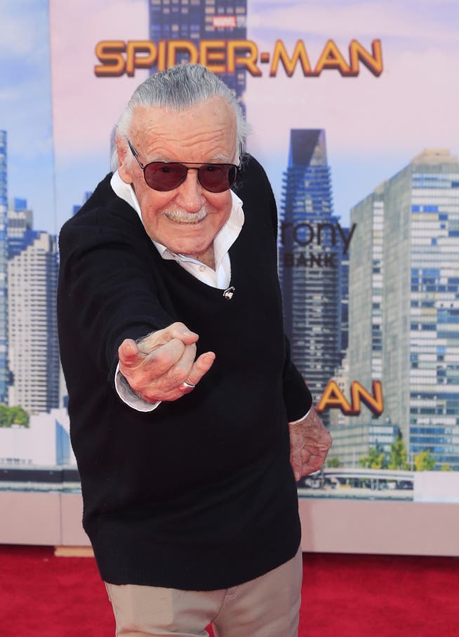 Stan Lee bei einer Filmpremiere im vergangenen Jahr. Spider-Man, Hulk, Iron Man, Thor, und die X-Men gehören zu seinen bekanntesten Erfindungen. (Bild: Mike Nelson/EPA)