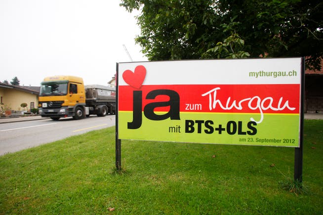 Plakat der BTS-Befürworter: Die Interessengemeinschaft BTS lobbyiert in Bern für das Projekt.(Bild: Donato Caspari)
