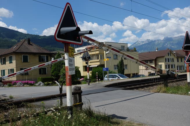 Beim Bahnübergang Stationsstrasse wurde auf Intervention der IG Burgerau die Steuerung der Barriere geändert, so dass sie nun nicht mehr so lange geschlossen wird. (Bild: Heini Schwendener)