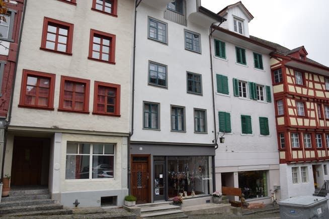 Das graue Haus an der Marktgasse 11 mit dem Schmuckladen im Erdgeschoss fügt sich gut in das Gesamtbild der Altstadt. (Bild: Gianni Amstutz)