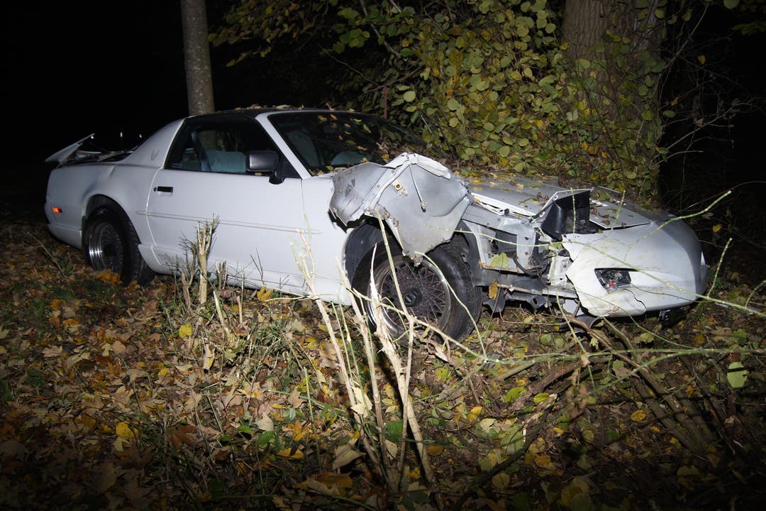 Hünenberg - 7. NovemberEin Autofahrer kam von der Strasse ab und prallte in zwei Bäume. Der Lenker blieb unverletzt, entfernte sich von der Unfallstelle, kam jedoch wieder zurück. (Bild: Zuger Polizei)