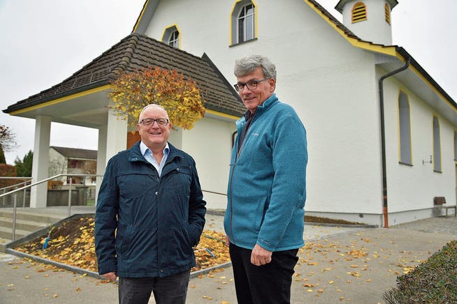 Kirchgemeindepräsident Josef Schurtenberger und Architekt Guido Santschi vor der frisch renovierten Kirche. (Bild: Mario Testa)