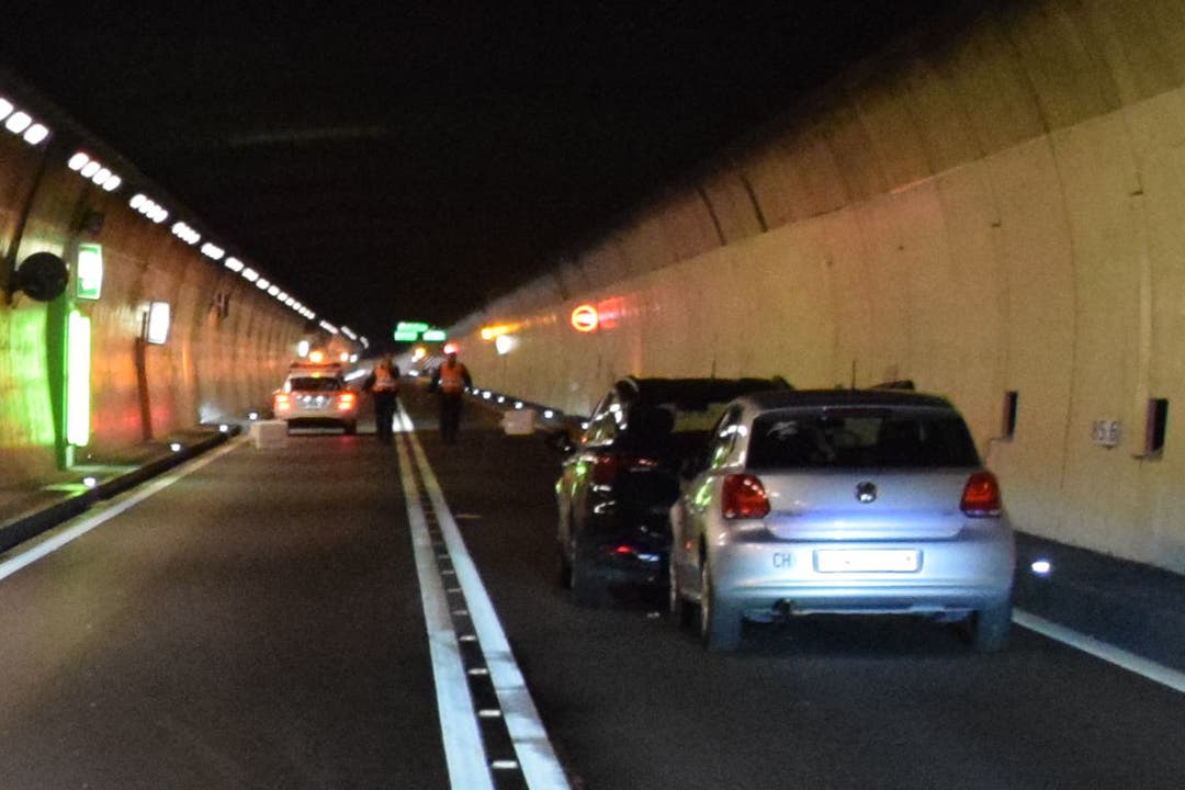 Alpnachstad - 13. NovemberIm Tunnel Lopper ist es zu einer Auffahrkollision gekommen. Eine Beifahrerin, die im neunten Monat schwanger ist, wurde zur Kontrolle ins Spital gebracht. Der Tunnel musste für eine Stunde gesperrt werden, was zu grösseren Verkehrshinderungen führte. (Bild: Kantonspolizei Obwalden)