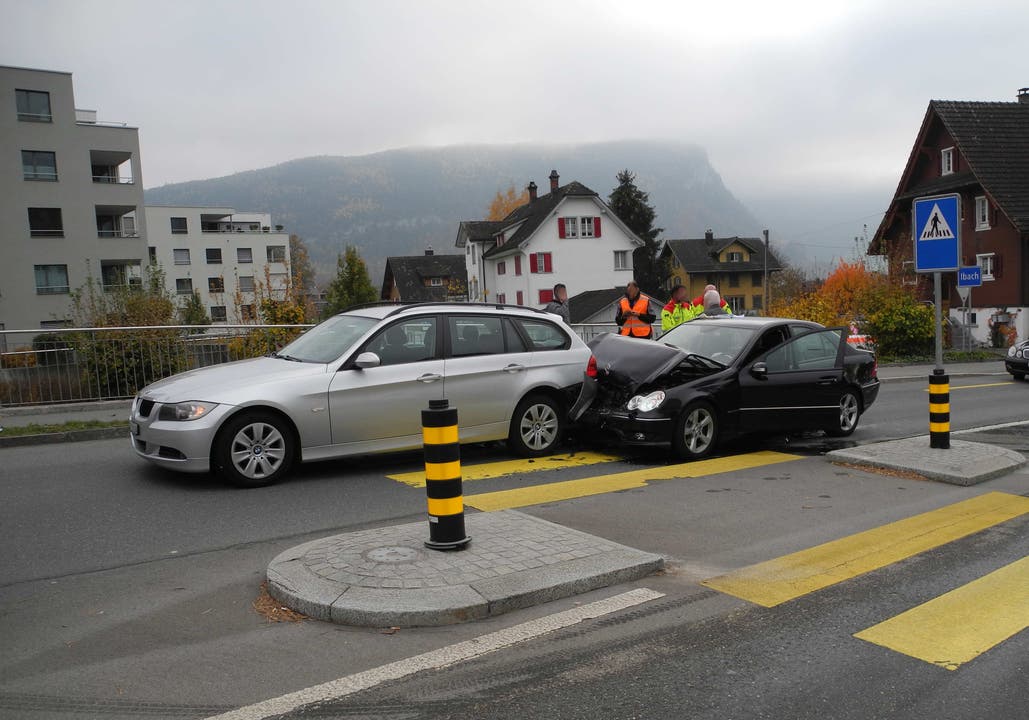 Schwyz - 9. NovemberBei einem Auffahrunfall werden zwei Personen leicht verletzt. Der Mann im Auto rechts konnte nicht mehr rechtzeitig anhalten, nachdem der Mann im vorderen Auto eine Person über den Fussgängerstreifen gehen lassen wollte. (Bild: Kantonspolizei Schwyz)