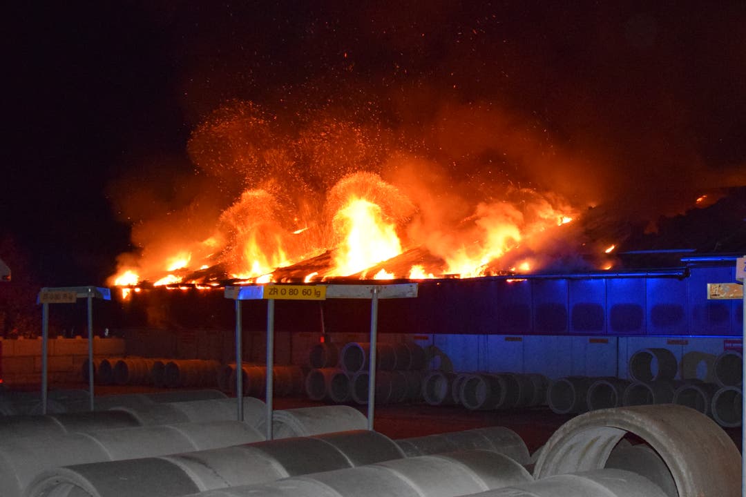 Rickenbach - 13. NovemberEine Produktion für Betonwaren brannte aus. Die Brandursache ist unklar. Verletzt wurde niemand. (Bild: Luzerner Polizei)
