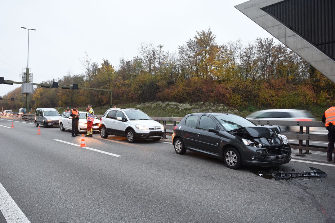 Ebikon - 9. NovemberAuf der A14 beim Tunnel Rathausen krachen zehn Autos ineinander. Eine Person wurde leicht verletzt. Die Unfälle im Morgenverkehr führten zu grossen Rückstaus. (Bild: Luzerner Polizei)