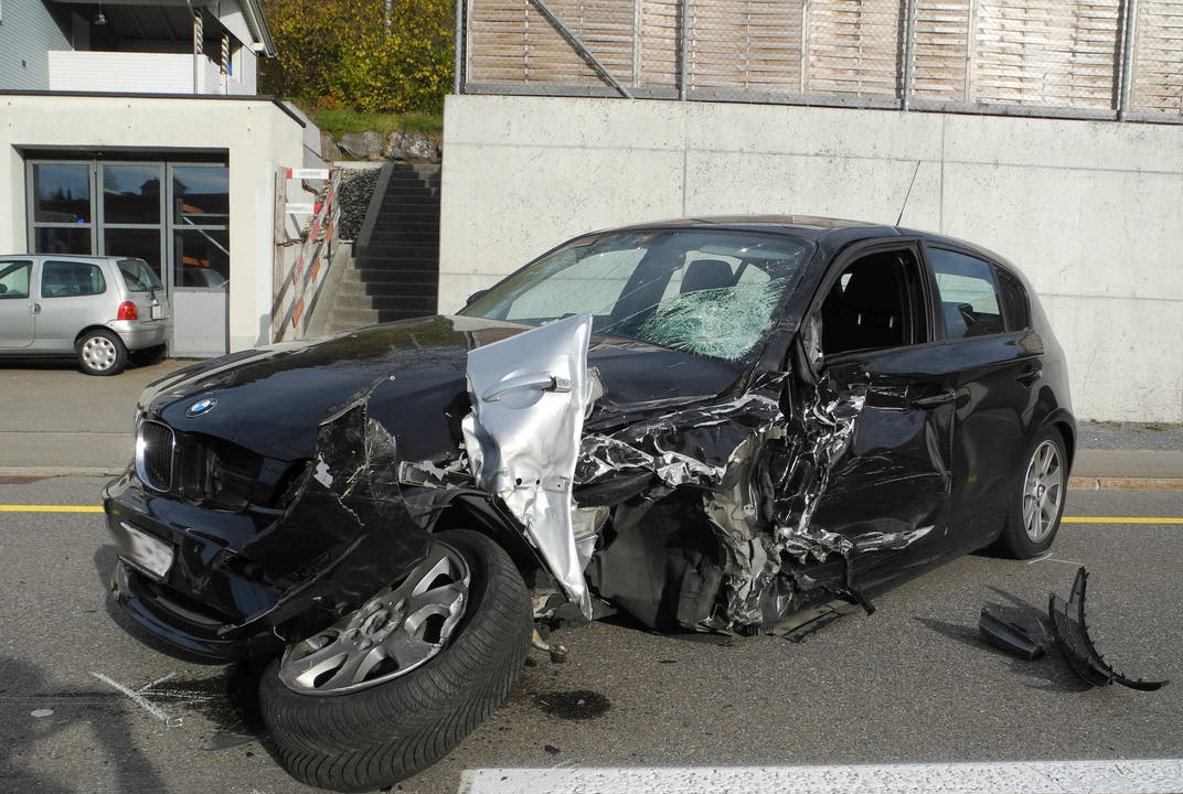 Biberbrugg - 9. NovemberEin 85-jähriger Autofahrer geriet mit seine Fahrzeug auf die Gegenfahrbahn und prallt frontal in ein entgegenkommendes Auto. Zwei Personen wurde leicht verletzt. (Bild: Kantonspolizei Schwyz)