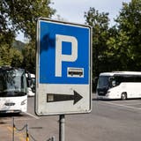 Reisecars beim Carparkplatz Brüelmoos. (Bild: Philipp Schmidli (Luzern, 30. August 2017)