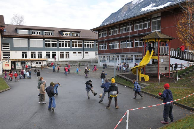 Die Schulhausanlage in Lungern: (Bild: Robert Hess)