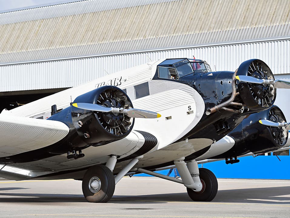 Die beiden verbleibenden Ju-52-Flugzeuge der Ju-Air müssen bis auf weiteres am Boden bleiben. (Bild: KEYSTONE/WALTER BIERI)
