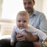 Väter, die bei der Stadt St.Gallen arbeiten, können nach der Geburt ihres Kindes 20 Tage frei nehmen. (Symbolbild: Keystone)