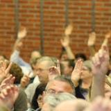 Trotz Diskussionen folgte die Mehrheit der Stimmbürger den Anträgen des Eschenzer Gemeinderates. (Bilder: Christof Lampart)