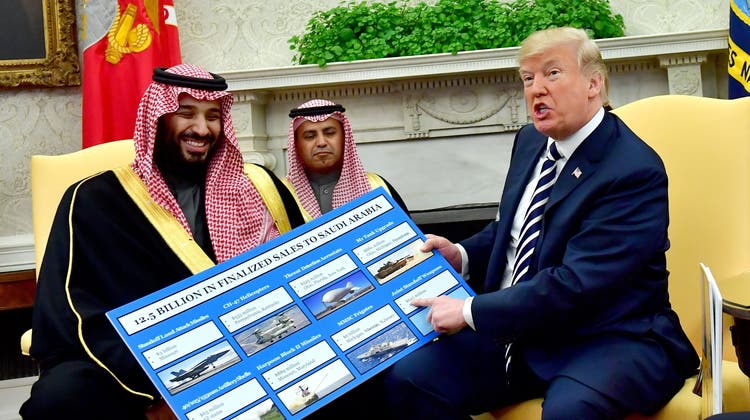 Stolz präsentierte Donald Trump gemeinsam mit Kronprinz Mohammed (links) im März Rüstungsverkäufe nach Saudi-Arabien.Bild: Kevin Dietsch/EPA (Washington, 20. März 2018)