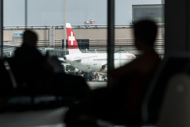 Passagiere warten auf ihren Flieger am Flughafen Zürich. (Bild: Christian Beutler/Keystone (31. Juli 2014))