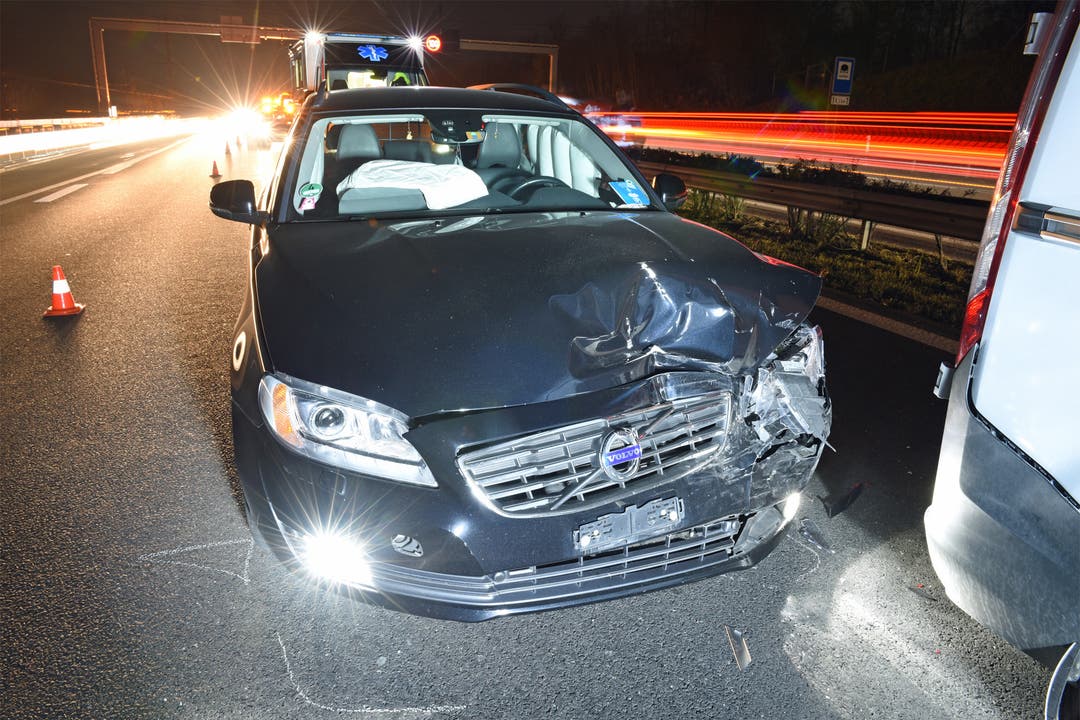 Buchrain - 21. NovemberAuf der Autobahn A14 ist es zu einer Auffahrkollision zwischen einem Auto und einem Lieferwagen gekommen. Eine Person wurde leicht verletzt. Der Unfall führte zu grossem Rückstau. (Bild: Luzerner Polizei)