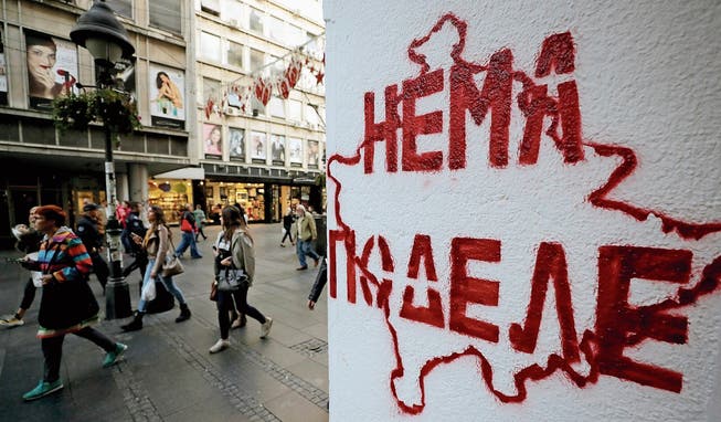 Serbien erkennt die Unabhängigkeit Kosovos nicht an: Fussgänger passieren in Belgrad ein Graffito mit dem Slogan «Keine Spaltung». (Koca Sulejmanovic/EPA, 9. November 2018)