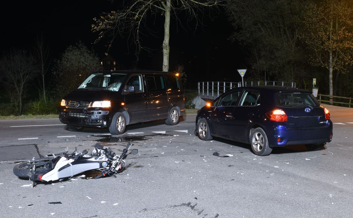Hochdorf - 20. NovemberEin Töfffahrer ist bei einem Unfall mit zwei Autos erheblich verletzt worden. Der Mann musste mit dem Rettungsdienst ins Spital eingeliefert werden. (Bild: Luzerner Polizei)