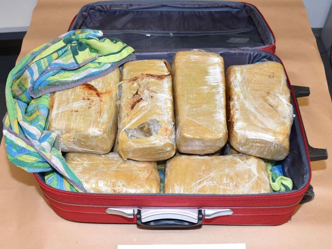Im Reisekoffer eines Albaners entdeckten Kontrolleure bei der Grenze Thayngen (SH) 10 Kilogramm Marihuana. (Bild:PD)