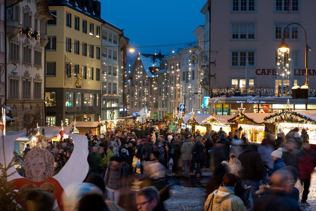 Der Einsiedler Weihnachtsmarkt zieht viele Menschen in das Schwyzer Dorf. (Bild: Boris Bürgisser, Einsiedeln, 28. November 2015) 