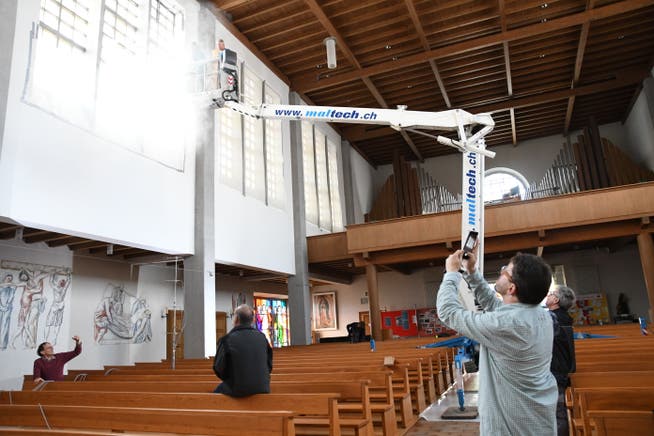Mit einer Rauchlanze messen die Mitarbeiter der Technischen Hochschule Luzern den Luftstrom in der Kirche. (Bild: Rita Kohn)