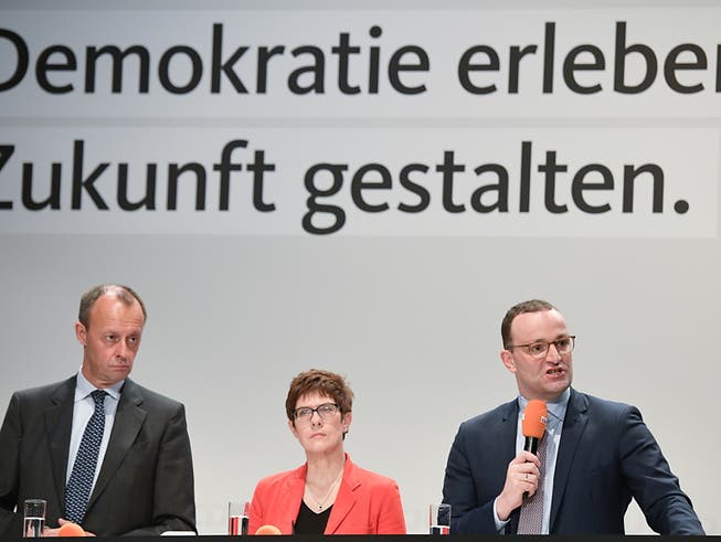 CDU-Generalsekretärin Annegret Kramp-Karrenbauer hat im Rennen um den CDU-Vorsitz in Deutschland laut einer Umfrage ihren Vorsprung auf die Konkurrenten Friedrich Merz (links) und Jens Spahn ausgebaut. (Bild: KEYSTONE/EPA/JENS SCHLUETER)