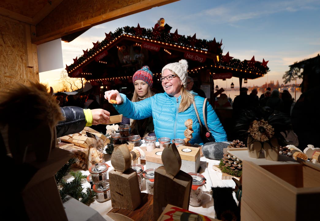 Weihnachtsmarkt Zug: Jenny (links) und Tanja Michlmayr kriegen am Stand der Zuwebe ein Guetzli zum probieren. (Bild: Stefan Kaiser, Zug, 8. Dezember 2016)