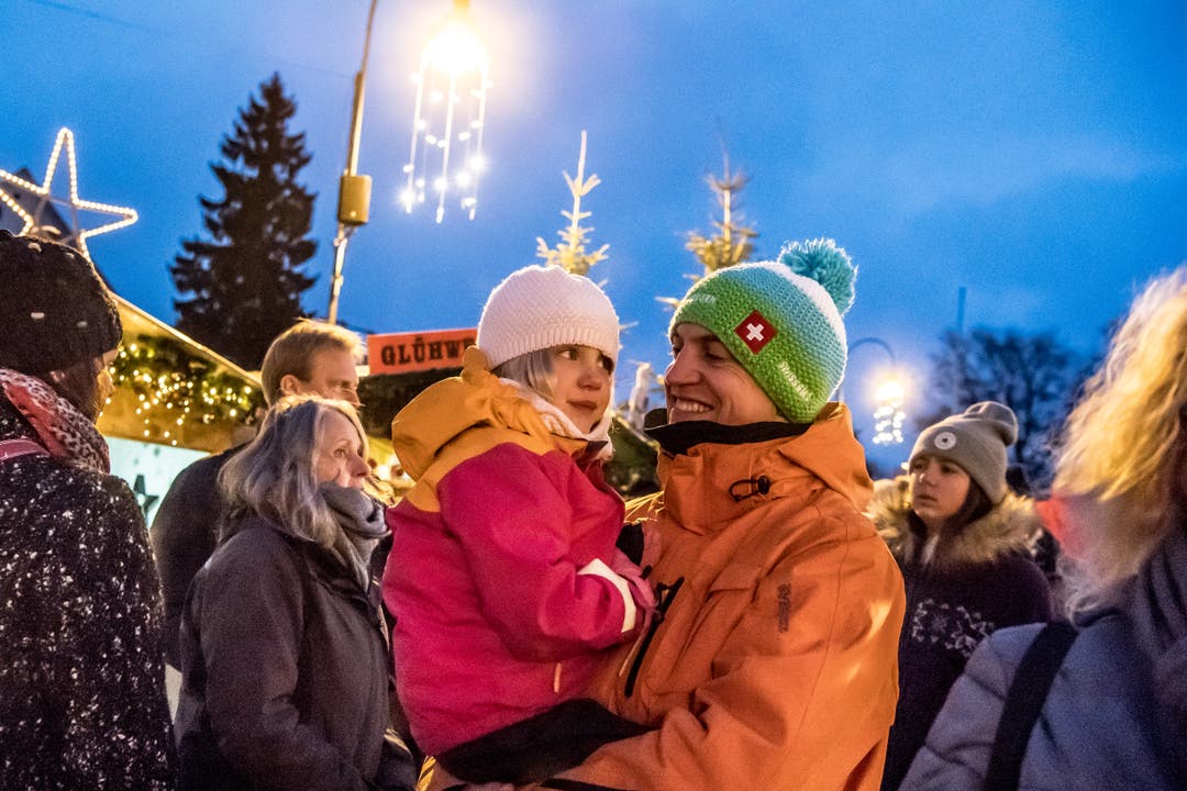 Leonie und Oliver Wägli besuchten im vergangenen Jahr nach dem Skifahren noch den Weihnachtsmarkt. (Bild: Nadia Schärli, Einsiedeln, 2. Dezember 2017)