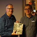 Richard Lehner (links) und Peter Müller präsentieren im Treppenhaus Rorschach das Jahresheft des Kulturhistorischen Vereins Region Rorschach. (Bild: Sandro Büchler)