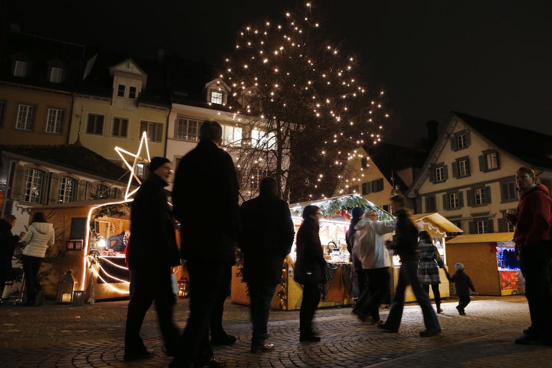 Der «Zuger Weihnachtsmarkt» findet vom 12 bis zum 16. Dezember statt. (Bild: Werner Schelber, Zug, 10. Dezember 2015)