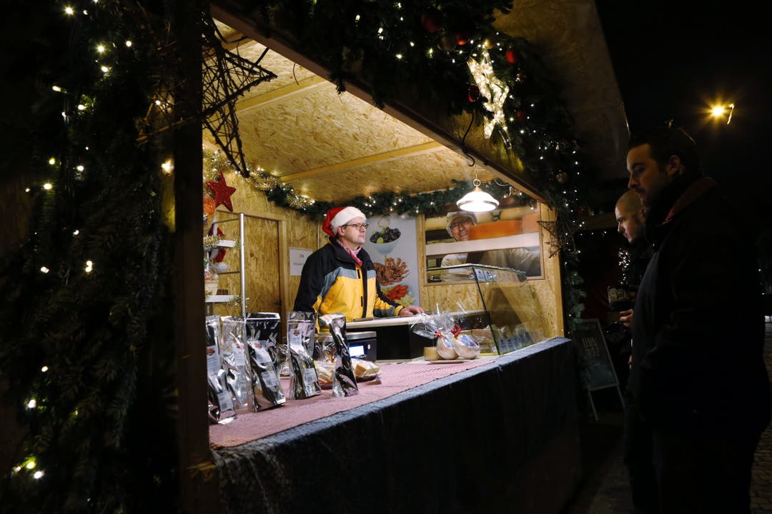 In der Stadt Zug finden drei Weihnachtsmärkte statt. (Bild: Werner Schelber, Zug, 10. Dezember 2015)