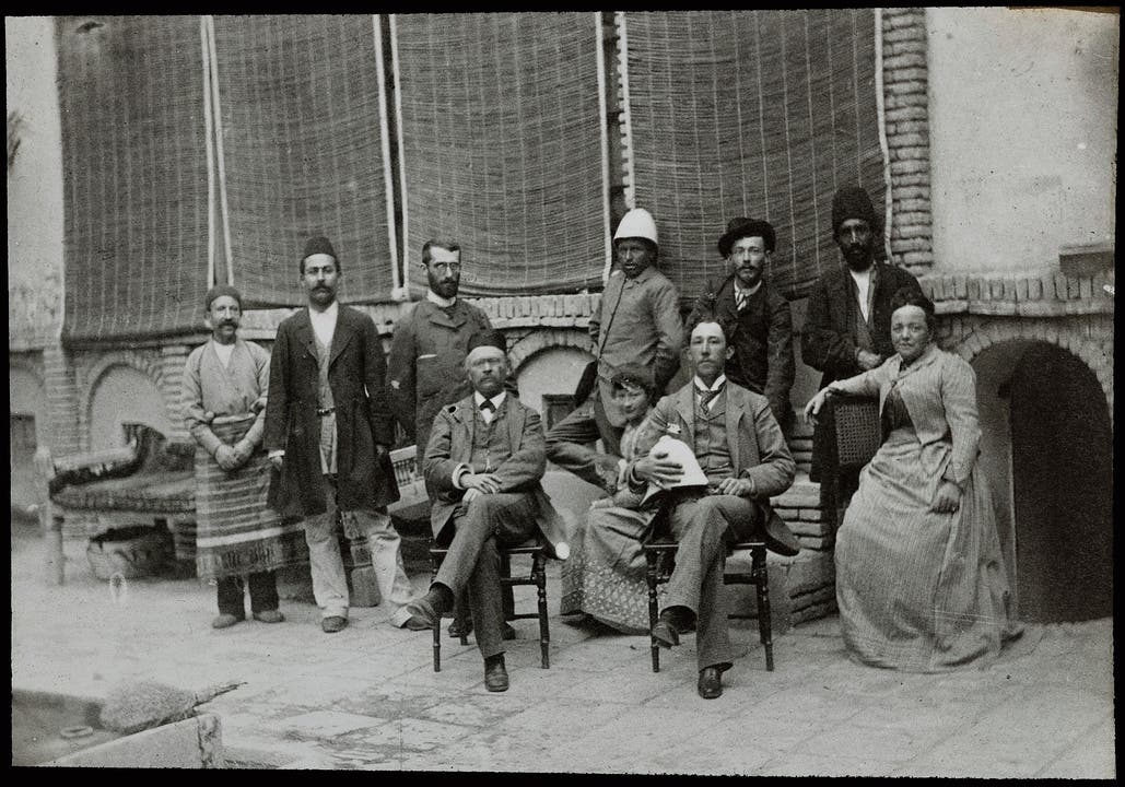 Emil Alpiger (sitzend vorne links) um 1890 im persischen Soltanabad mit Angestellten und Familie. Seine Frau sitzt ganz rechts. (Bild: Bilder: Museum Rietberg, Christina Genova)