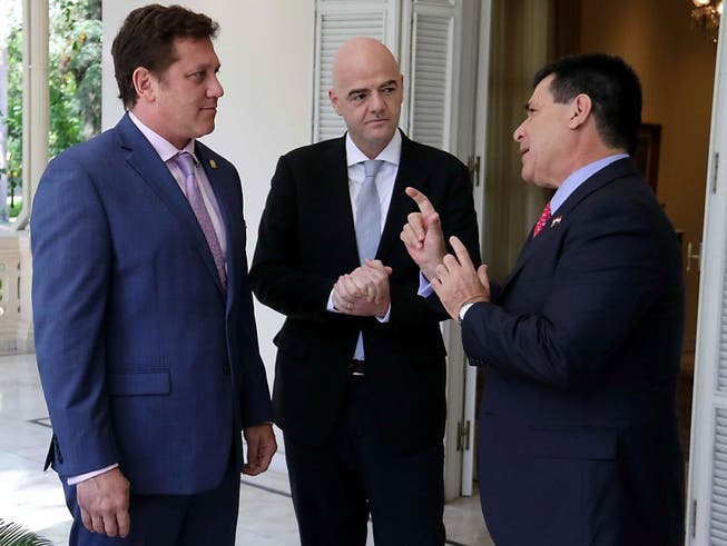 FIFA-Präsident Gianni Infantino diskutiert mit Conmebol-Chef Alejandro Dominguez (links) und Paraguays Präsident Horacio Cartes (rechts) (Bild: KEYSTONE/EPA EFE/ANDRES CRISTALDO BENITEZ)
