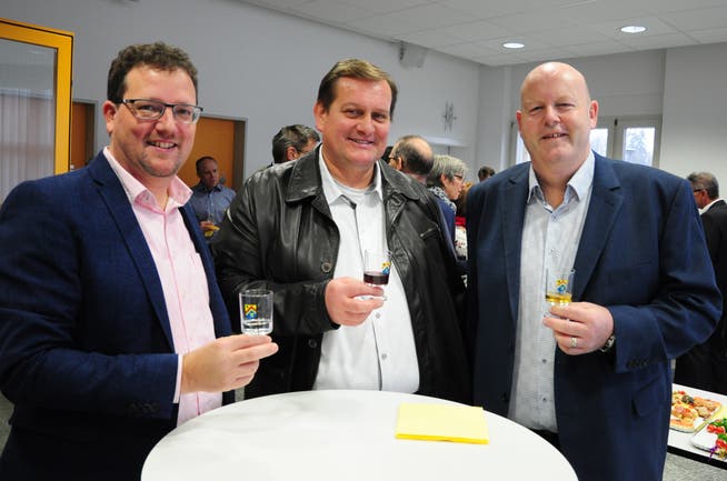 Die drei Kandidaten David Oehler, Victor Haag und Thomas Ochs bei der Bekanntgabe der Wahlresultate im Amliker Gemeindehaus. (Bild: Desriée Müller)