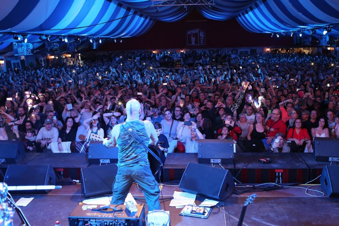 Das Festzelt in Sursee war mit 3000 Zuschauern restlos gefüllt. (Bild: PD)