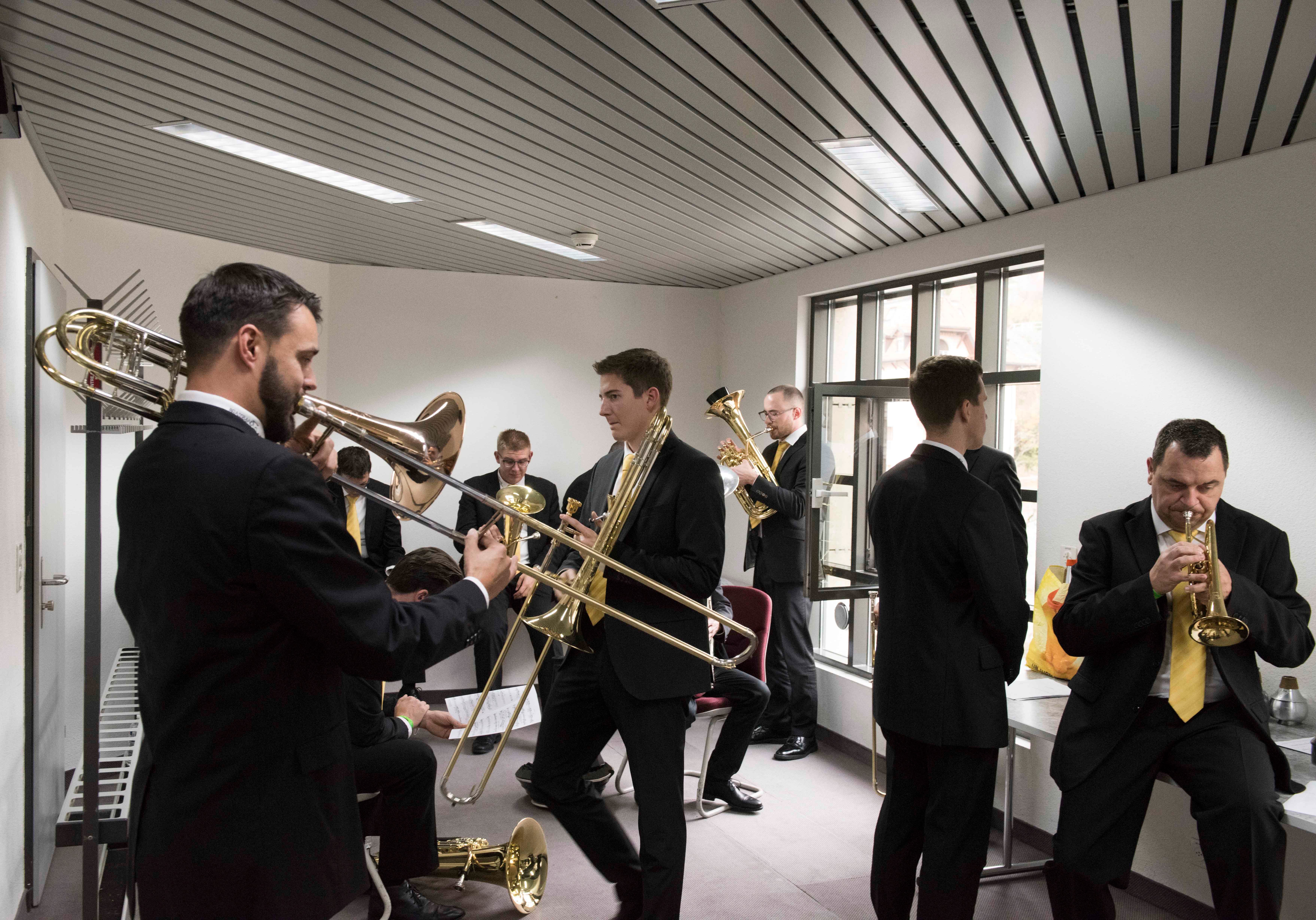 Vor dem Auftritt: Mitglieder der Brass Band Bürgermusik Luzern beim Einspielen.
