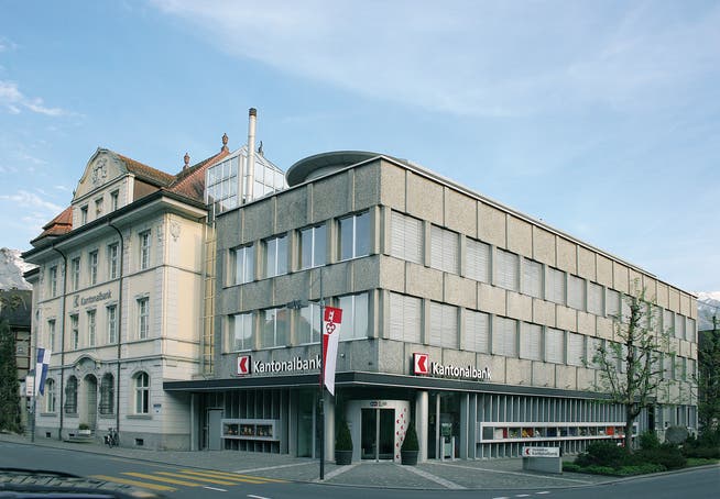 Der alte Hauptsitz der Obwaldner Kantonalbank an der Bahnhofstrasse Sarnen wurde an die Eberli Anlagen AG verkauft. (Bild: PD)