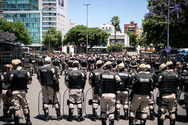 Sicherheitskräfte gegen Fussball-Hooligans: Der Sport bleibt in Argentinien auf der Strecke (EPA/Matias Napoli)