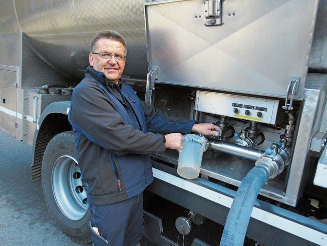 Robert Schleiss, Bereichsleiter ARA, entnimmt aus dem Tanklastwagen eine Probe der Molke. (Bild: PD)