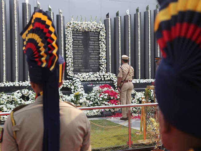 Indische Polizisten gedenken der Opfer der Terrorangriffe in Mumbai vor 10 Jahren - unter den 166 toten waren auch mehr als ein Dutzend Polizisten. (Bild: KEYSTONE/AP/RAFIQ MAQBOOL)