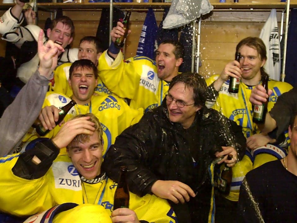 Der erste Titel: Im Dezember 2000 feiern Arno Del Curto und seine Davoser Spieler den ersten Triumph der Bündner im Spengler Cup nach 42 Jahren (Bild: KEYSTONE/EDI ENGELER)