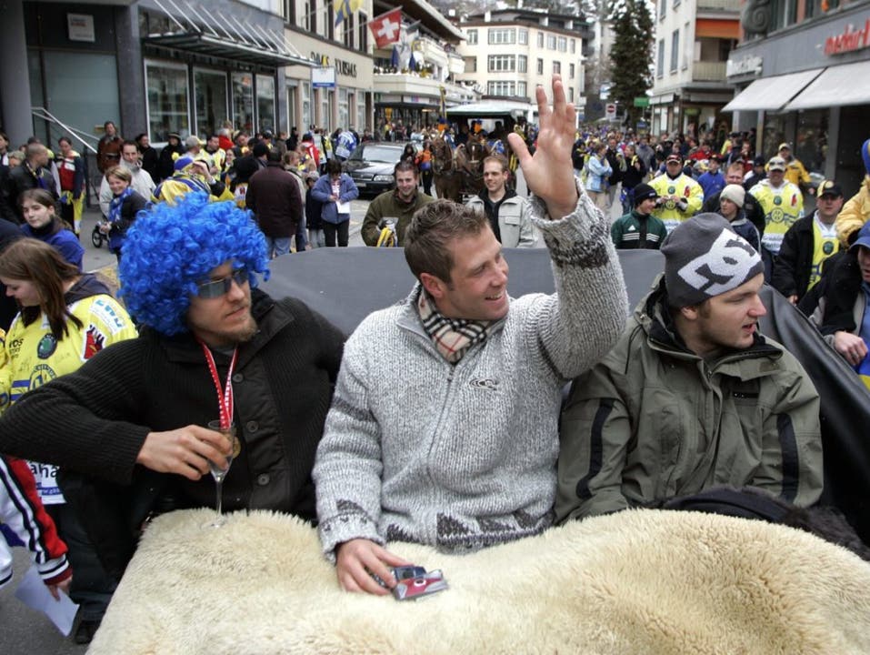 Drei NHL-Stars in Davos: Niklas Hagman, Joe Thornton und Rick Nash lassen sich bei der Meisterfeier 2005 durch die Stadt kutschieren (Bild: KEYSTONE/ARNO BALZARINI)