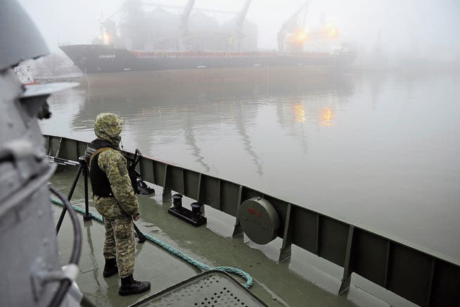 Ukrainische Soldaten sichern den Hafen von Mariupol. (Bild: Sega Volskii/AFP (27. November 2018)