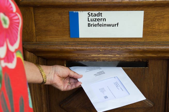 Auslandschweizer aus dem Kanton Luzern können bisher bei den Abstimmungen auf den Briefverkehr verzichten. (Bild: Eveline Beerkircher, Luzern, 17. Mai 2017)