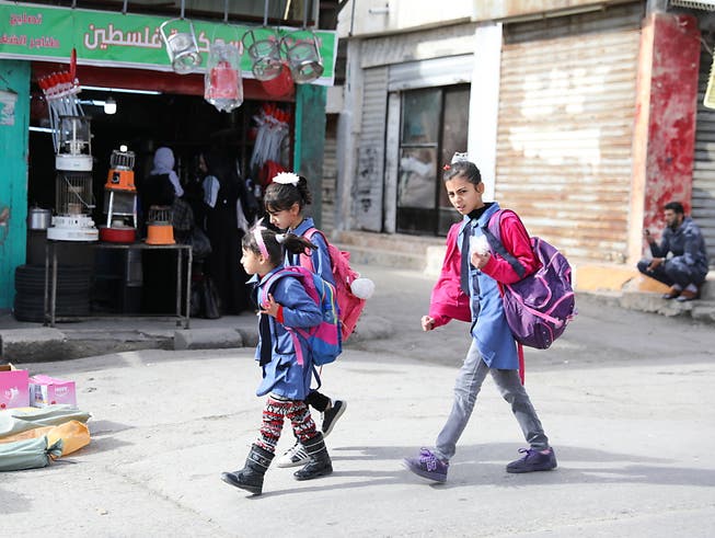Sind von Hilfsgeldern des Uno-Palästinenserhilfswerks abhängig: Schulkinder im Flüchtlingslager Whedat nordöstlich der jordanischen Hauptstadt Amman. (Bild: KEYSTONE/EPA/ANDRE PAIN)